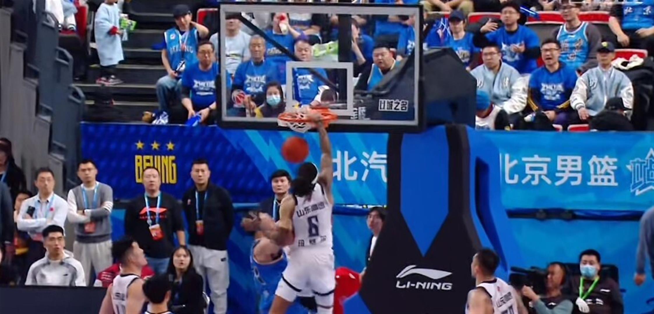 包含NBA总决赛今晚走向成谜，山东男篮临场应变，球迷炸锅，更衣室氛围转暖的词条